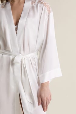 D&eacute;shabill&eacute; long satin&eacute; avec ceinture;${refinementColor}