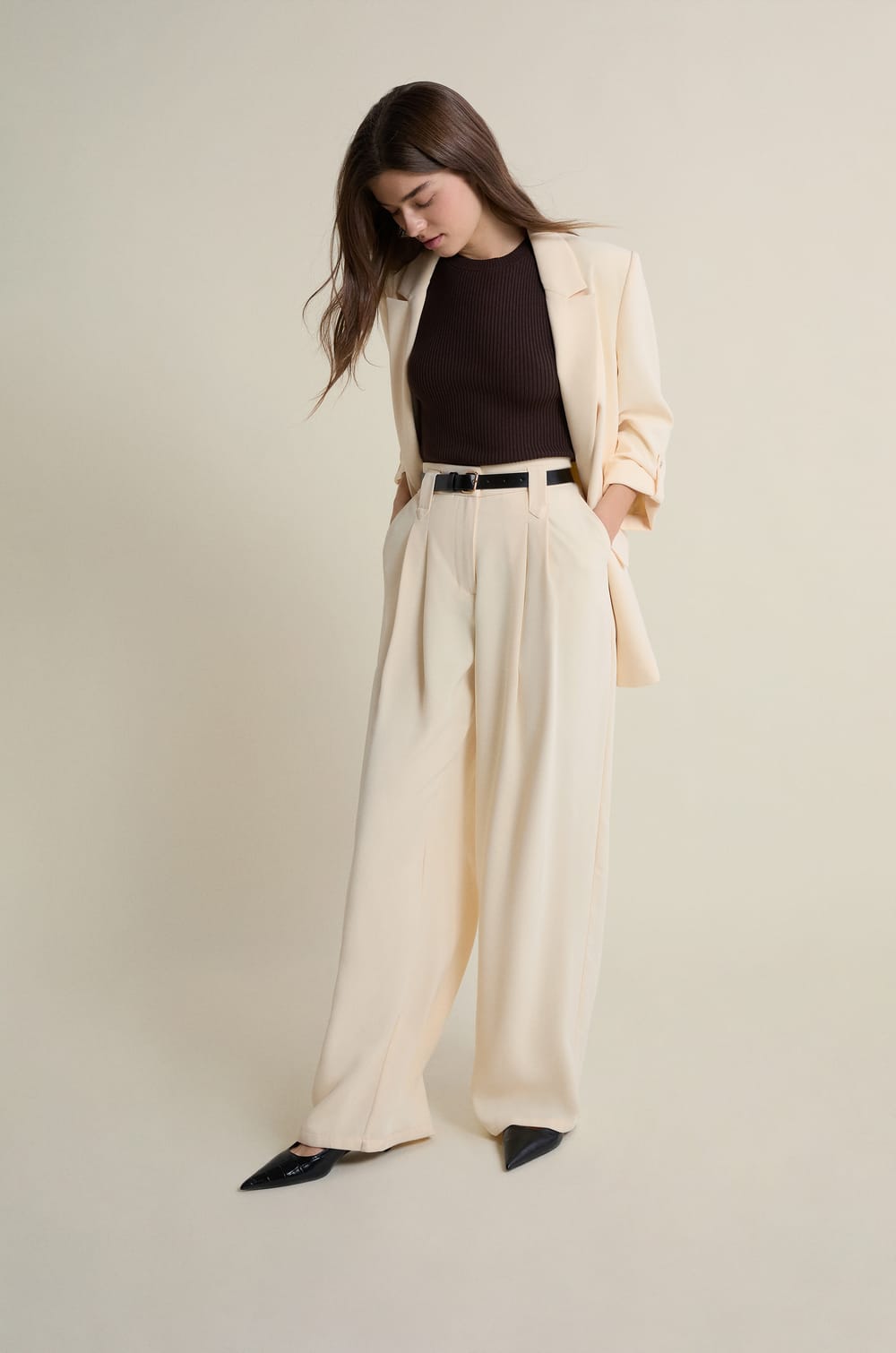 Pantalon large &agrave; pinces;${refinementColor}