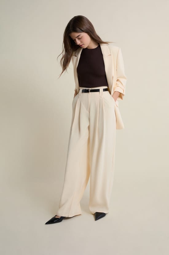 Pantalon large &agrave; pinces;${refinementColor}