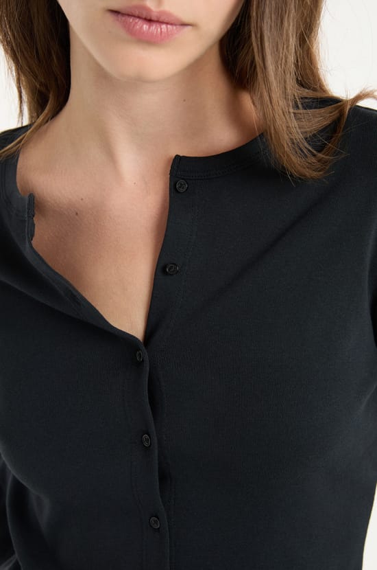 Long-sleeved buttoned cotton t-shirt;${refinementColor}