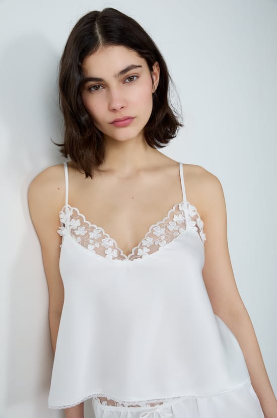 Top satinado con detalles de encaje;${refinementColor}