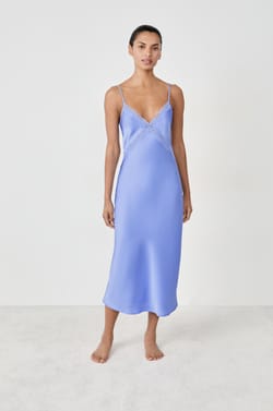 Nuisette longue satinée détails dentelle;${refinementColor}