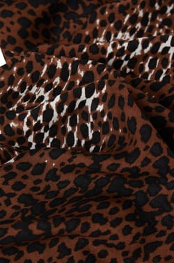 Foulard en l&eacute;opard;${refinementColor}