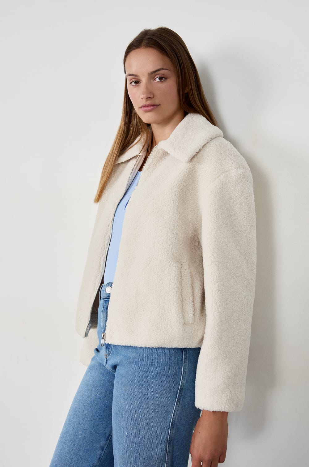 Blouson court en fausse fourrure;${refinementColor}