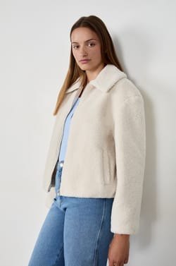 Blouson court en fausse fourrure;${refinementColor}