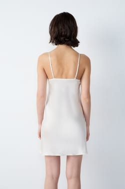 Nuisette en soie détails dentelle;${refinementColor}