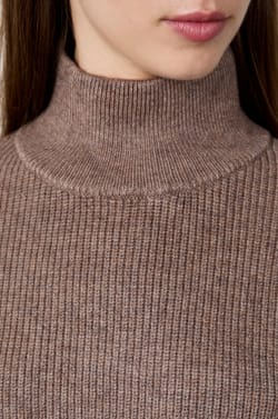 Suéter cuello alto;${refinementColor}