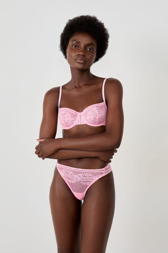 Tanga en dentelle;${refinementColor}