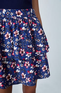 Short skirt with floral patterns;${refinementColor}