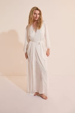 D&eacute;shabill&eacute; satin&eacute; avec d&eacute;tails en dentelle;${refinementColor}