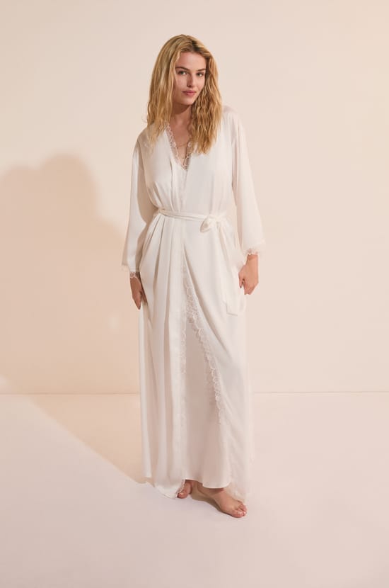 D&eacute;shabill&eacute; satin&eacute; avec d&eacute;tails en dentelle;${refinementColor}