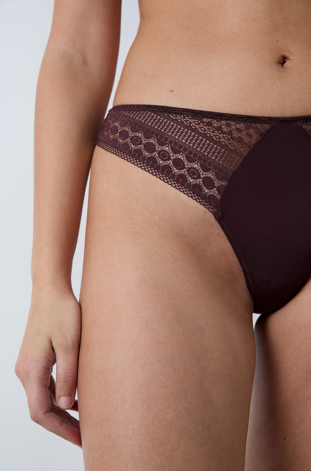  Tanga con detalles de encaje;${refinementColor}