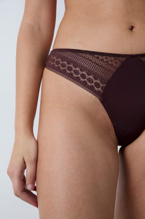  Tanga con detalles de encaje;${refinementColor}