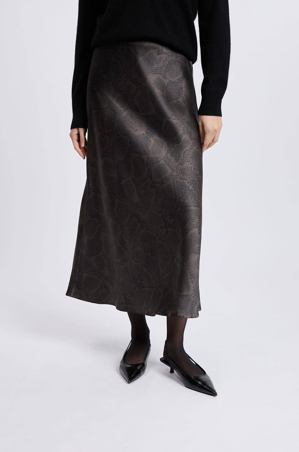 Jupe courte satinée à imprimé serpent;${refinementColor}