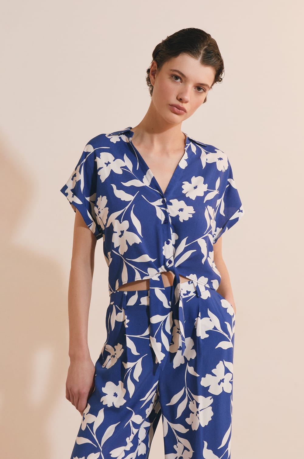Chemise courtes &agrave; fleurs &agrave; nouer;${refinementColor}