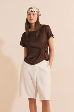 T-shirt drap&eacute; avec n&oelig;ud satin&eacute;;${refinementColor}