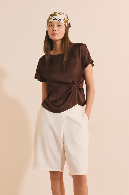 T-shirt drap&eacute; avec n&oelig;ud satin&eacute;;${refinementColor}