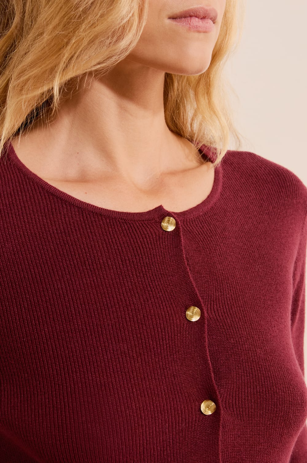 Cardigan peplum &agrave; boutons dor&eacute;s;${refinementColor}