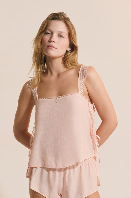 Top de pyjama avec d&eacute;tail en dentelle;${refinementColor}