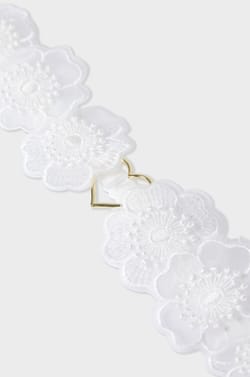 Koronkowa podwiązka z biżuteryjnym serduszkiem;${refinementColor}