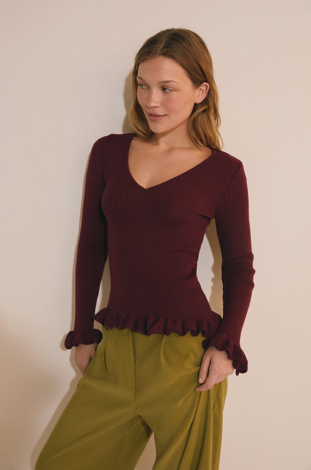 Pull col V avec d&eacute;tails manches;${refinementColor}