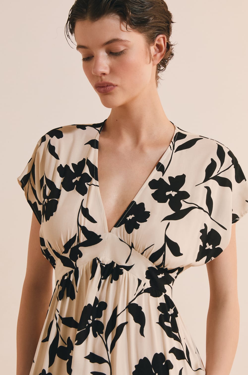 Robe longue &agrave; motifs avec d&eacute;collet&eacute; V;${refinementColor}