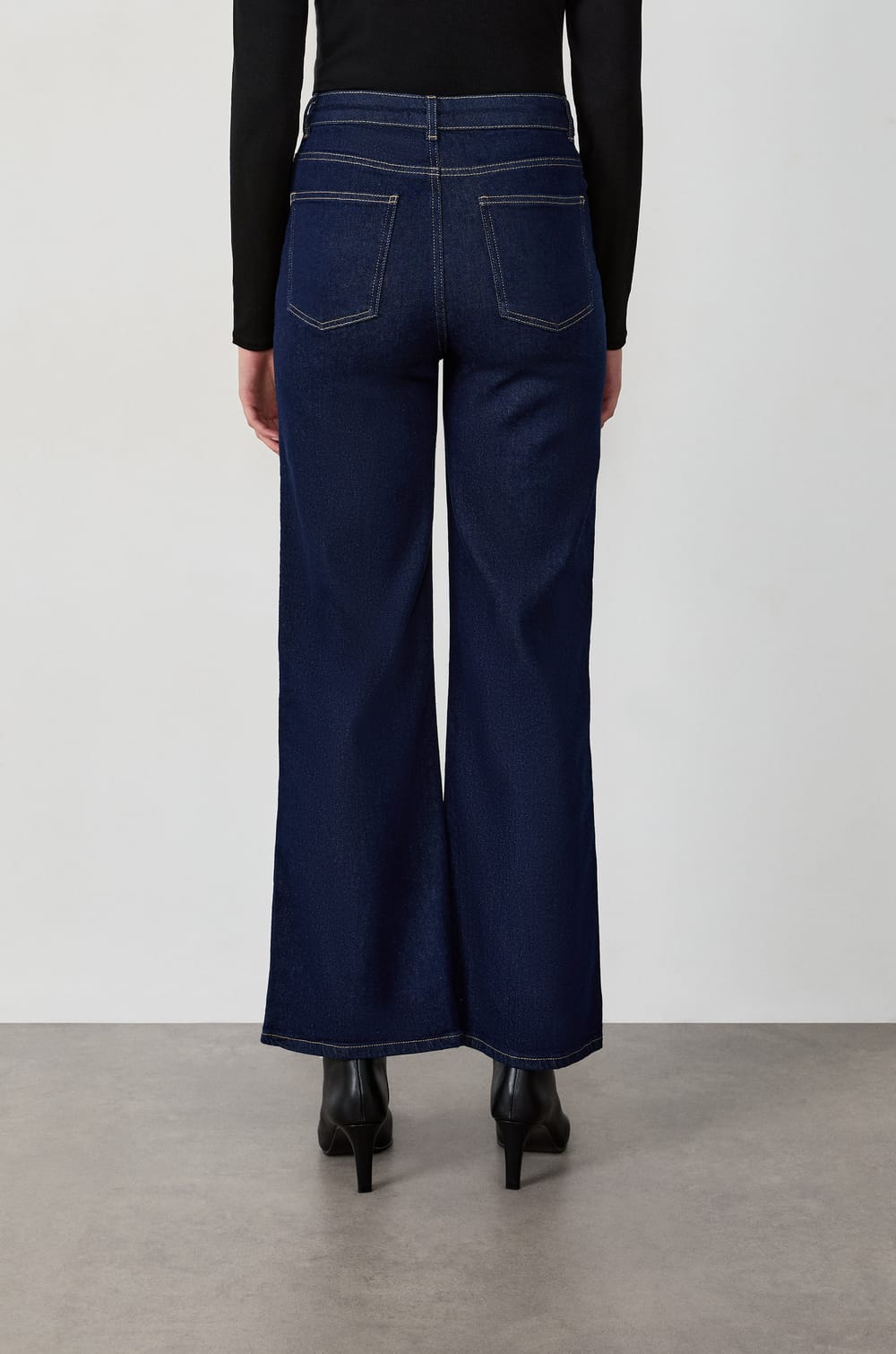 Jean droit en coton;${refinementColor}