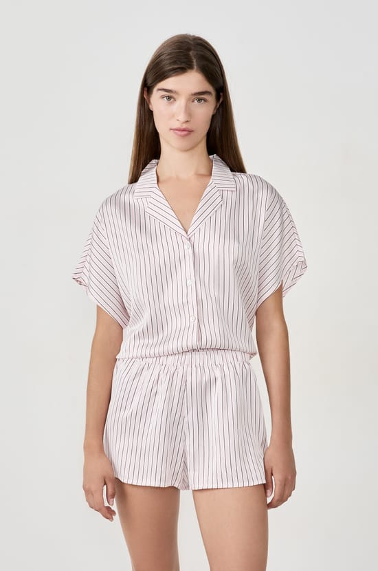 Short de pyjama satin&eacute; &agrave; rayures;${refinementColor}