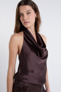 Top sans manches satiné avec col bénitier;${refinementColor}