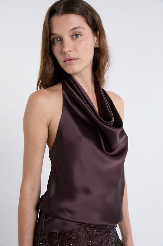 Top sans manches satiné avec col bénitier;${refinementColor}