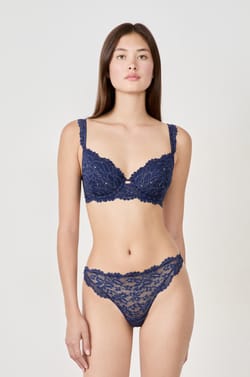 Tanga en dentelle;${refinementColor}