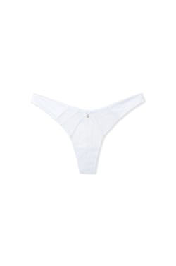 String en dentelle et satin;${refinementColor}