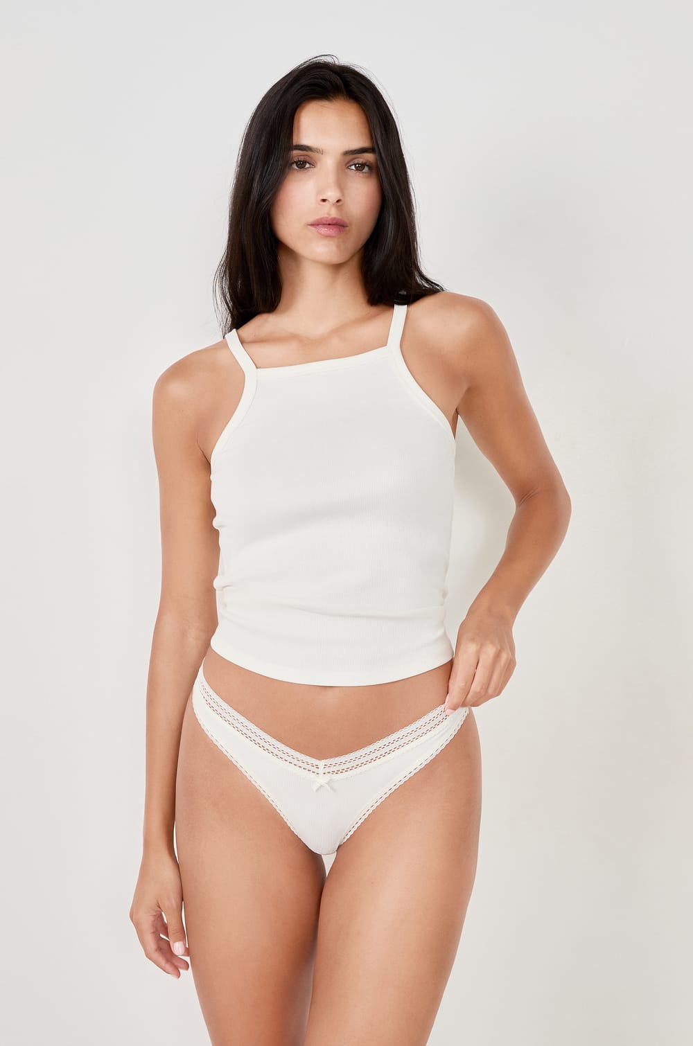 Hoch ausgeschnittener Tanga mit Details aus Spitze;${refinementColor}