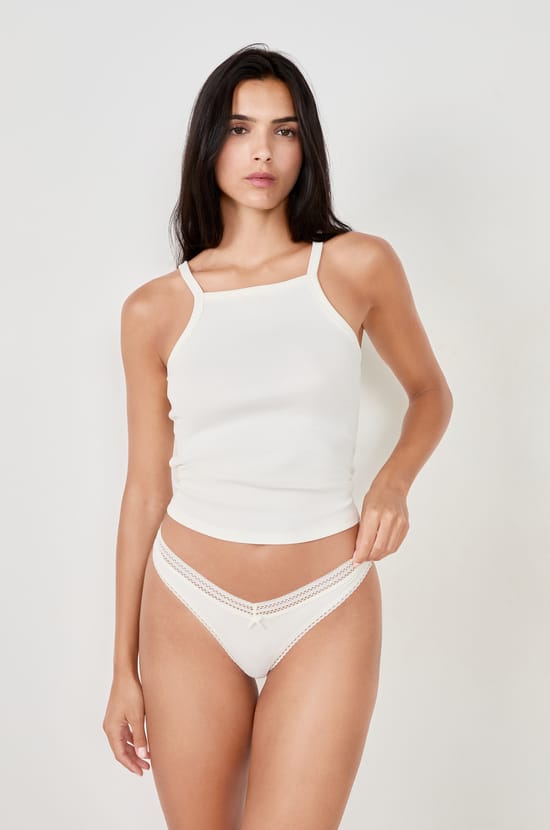 Hoch ausgeschnittener Tanga mit Details aus Spitze;${refinementColor}