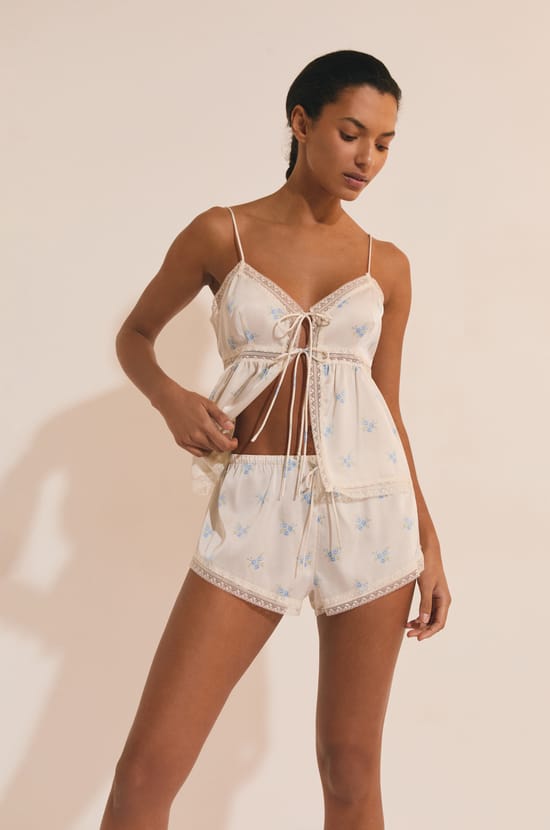 Short de pyjama satin&eacute; &agrave; motifs fleuris;${refinementColor}