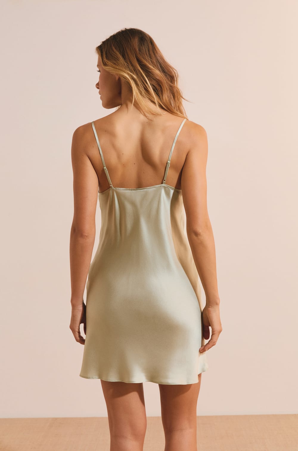 Nuisette courte en soie d&eacute;tails dentelle;${refinementColor}