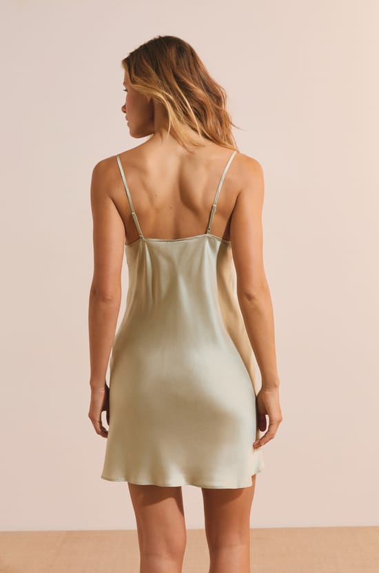 Nuisette courte en soie d&eacute;tails dentelle;${refinementColor}