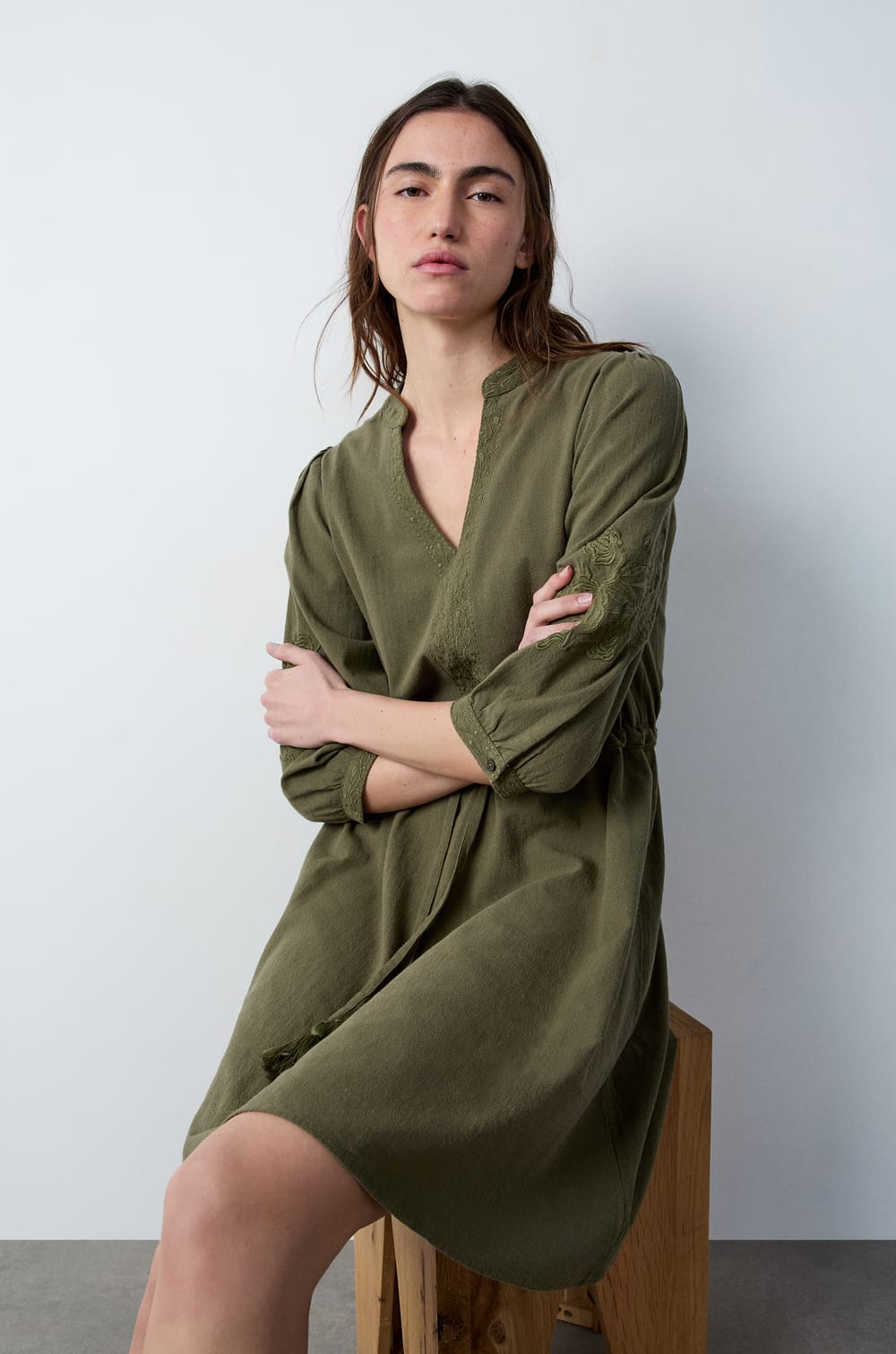 Short embroidered dress;${refinementColor}