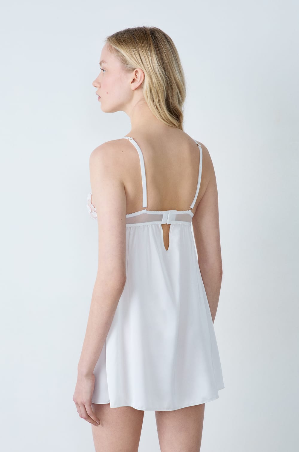 Short nightdress with floral details;${refinementColor}