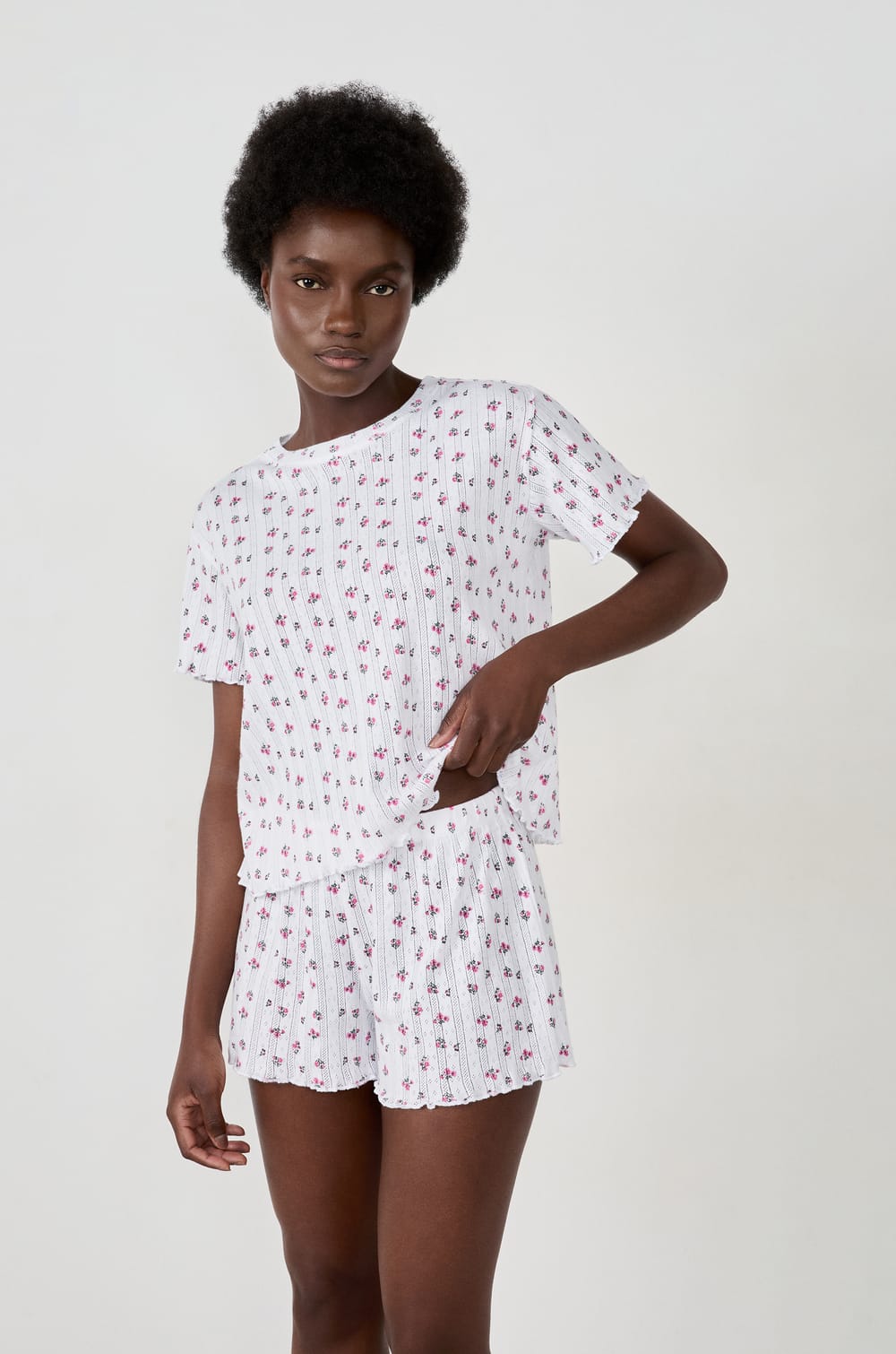 Short de pyjama avec motif fleurs;${refinementColor}