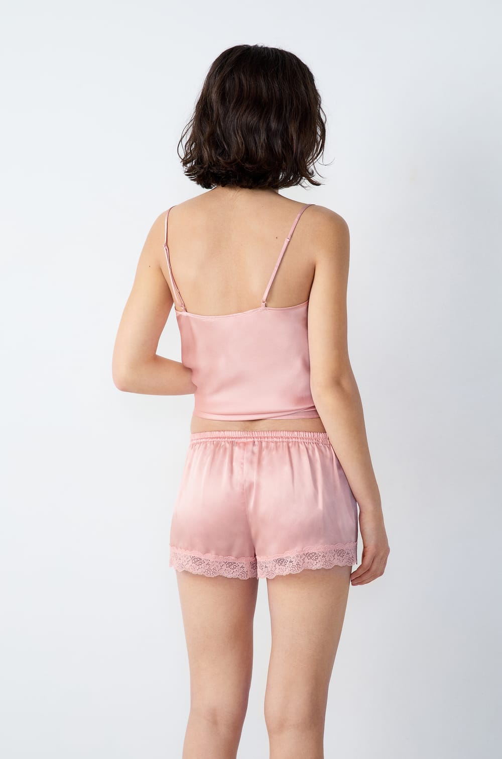 Pantal&oacute;n corto de pijama de seda con detalle de encaje;${refinementColor}
