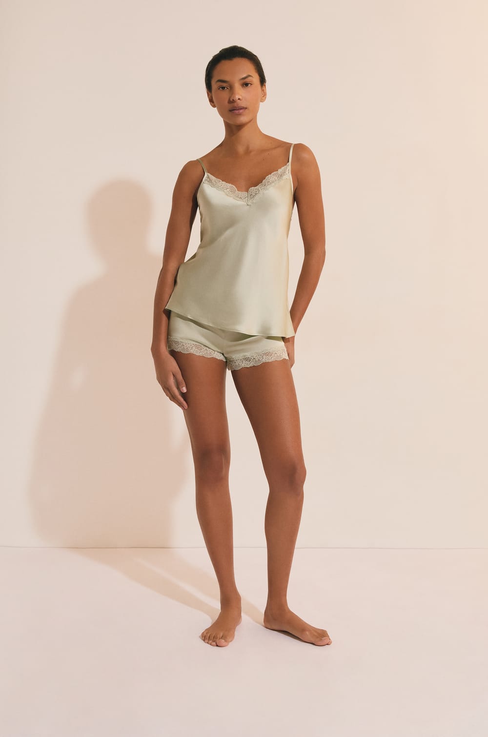 Short de pyjama en soie d&eacute;tails dentelle;${refinementColor}