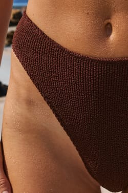 Bas de maillot de bain bikini high leg en mati&egrave;re extensible;${refinementColor}