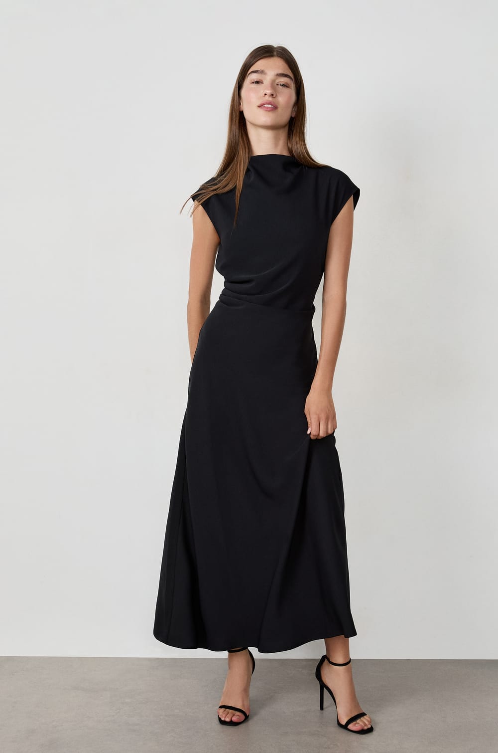 Long backless dress;${refinementColor}