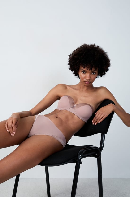 Tanga en microfibre satiné;${refinementColor}