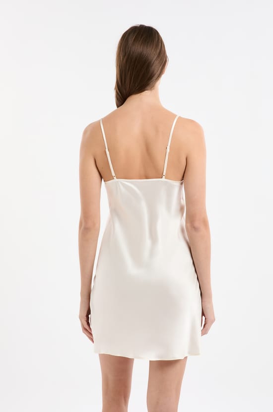 Camisón de seda con detalles de encaje;${refinementColor}