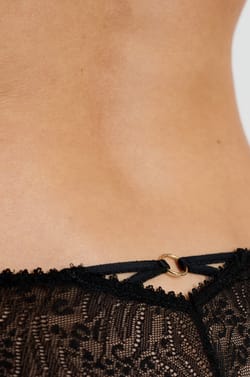 Tanga en dentelle;${refinementColor}