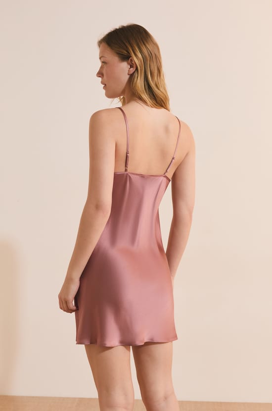 Nuisette courte en soie d&eacute;tails dentelle;${refinementColor}