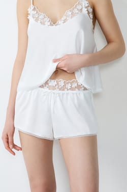Short de pyjama satiné détails dentelle;${refinementColor}