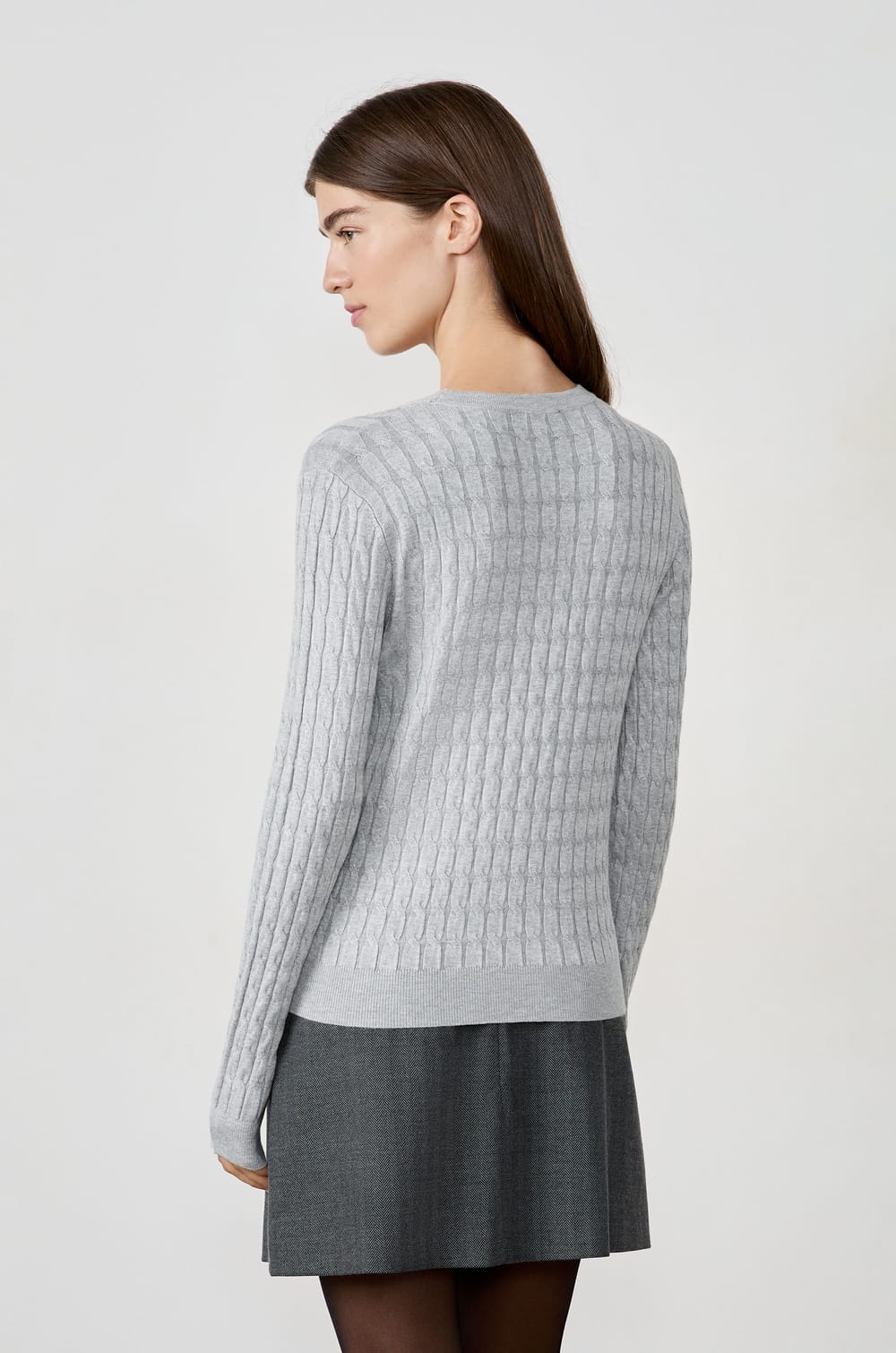 Round neck sweater;${refinementColor}